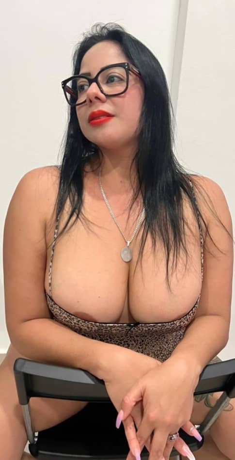 CORAL, IMPONENTE MUJERON CON MUCHAS CURVAS