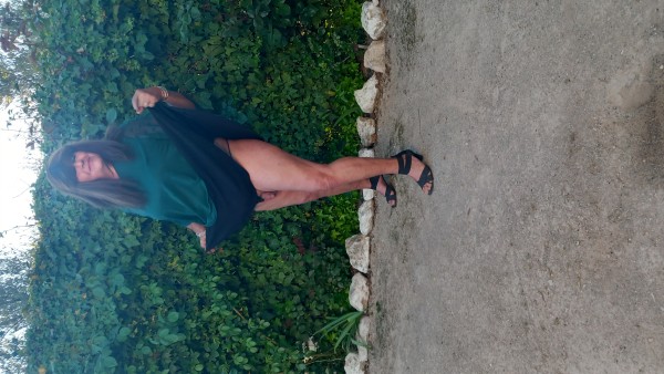 Hombre madurito bisex se viste de mujer