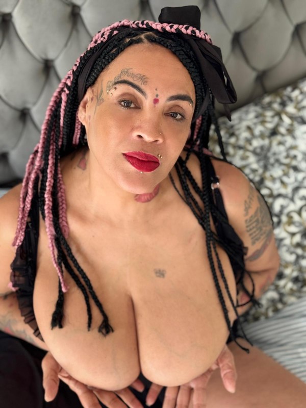 SUPERNOVEDAD – ABUELA CACHONDA