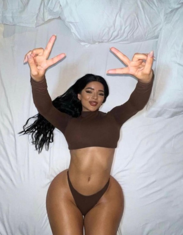 Jovencita llena de encanto estoy ansiosa de darte placer