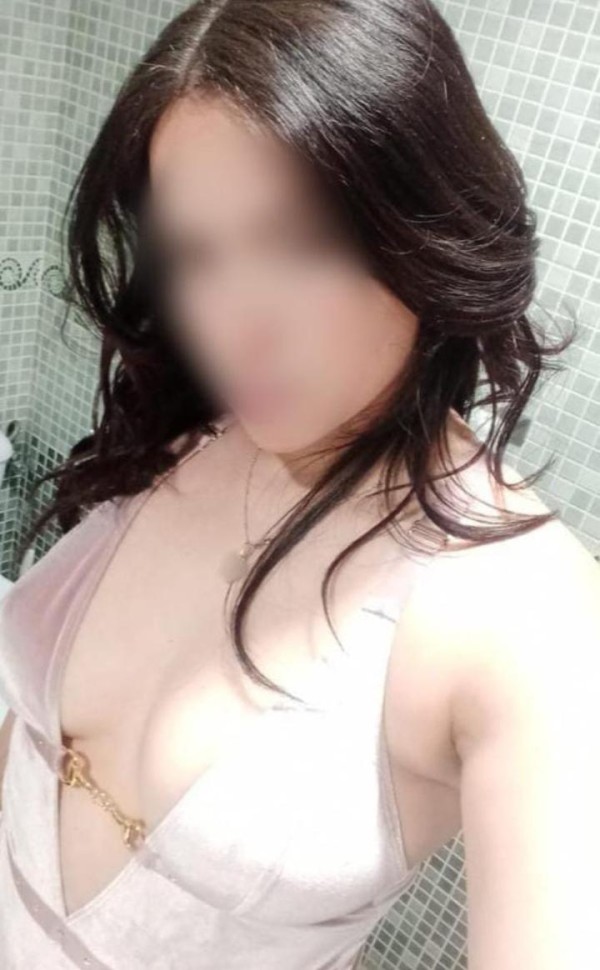 NICOL, BOMBÓN LATINA MUY COMPLACIENTE