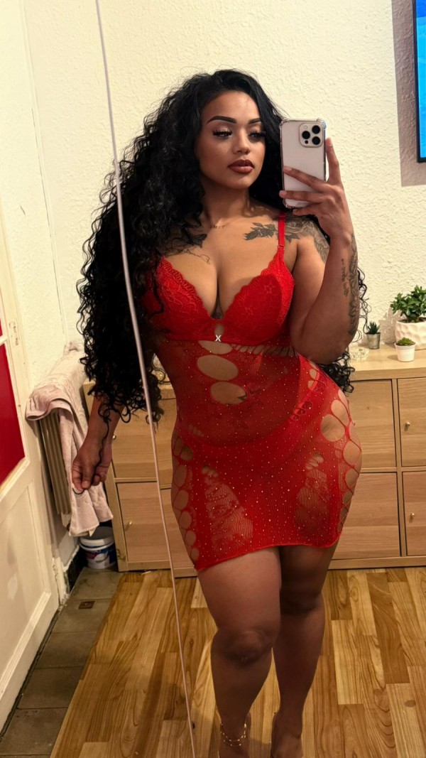 Latina alegre y cariñosa