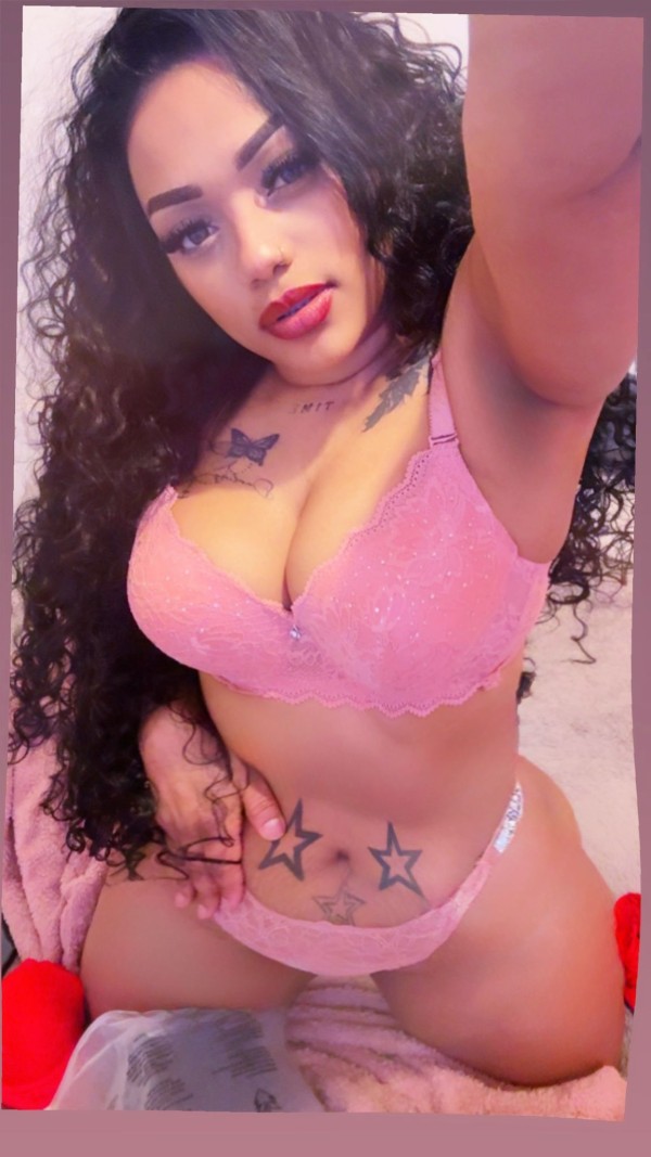 Latina alegre y cariñosa