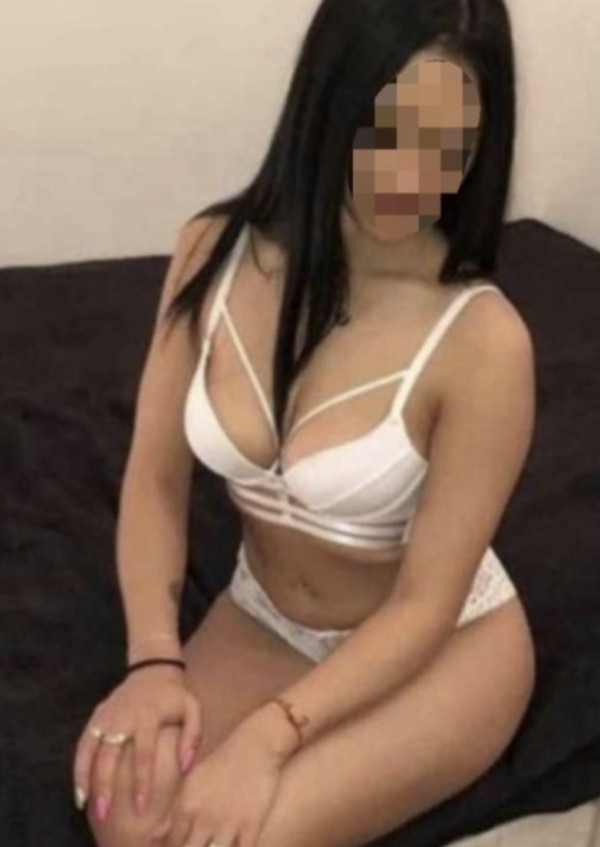 Tengo el coño majadito y caliente estrecho para ti