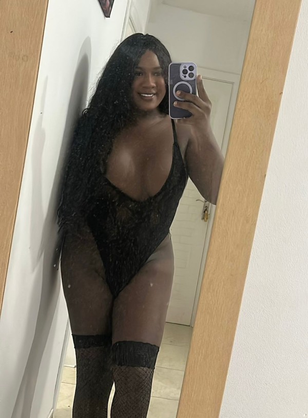 Natasha Kambell – Pura tentación en vecindario