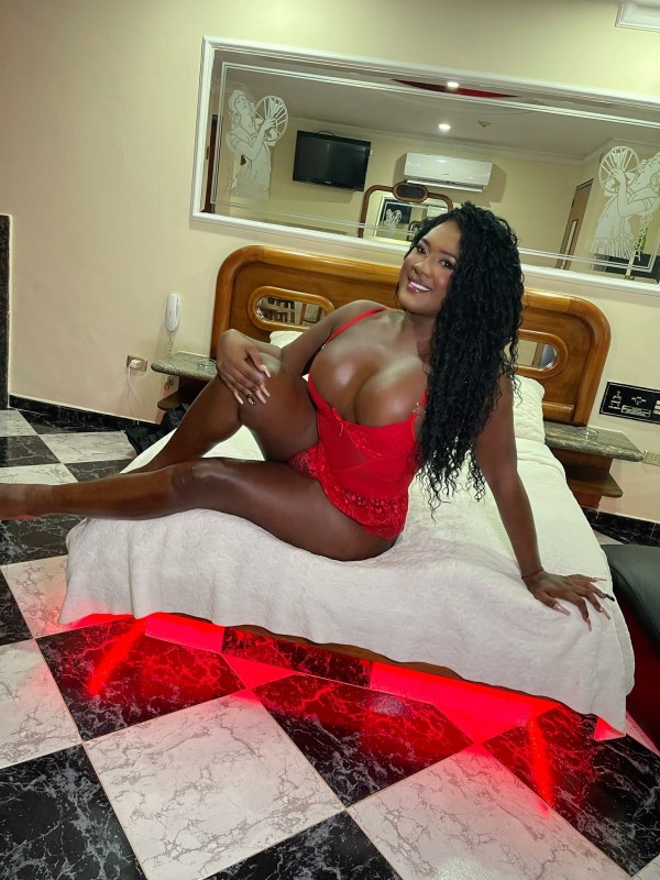 Natasha Kambell – Pura tentación en vecindario