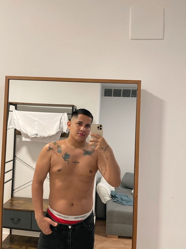 Chico masculino , dispuesto hacerte pasar un momen