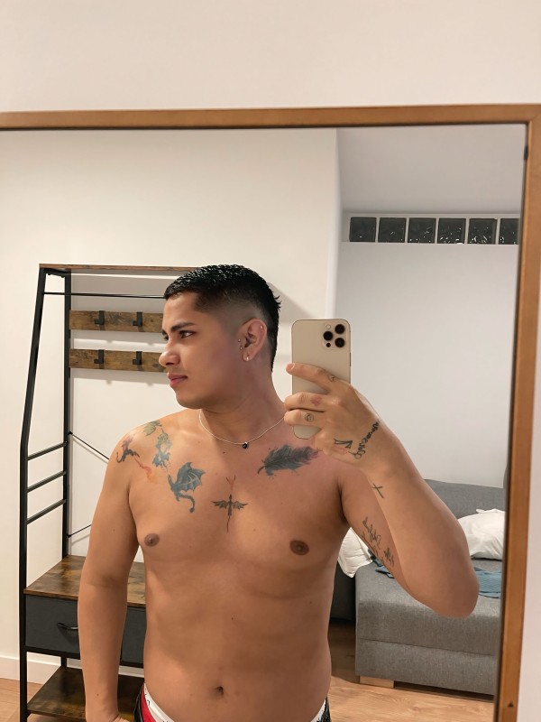 Chico masculino , dispuesto hacerte pasar un momen