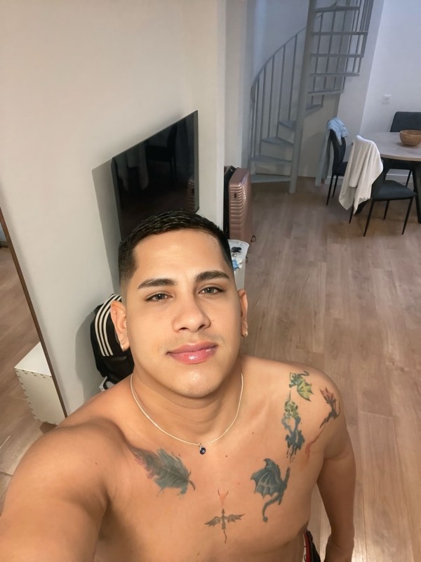 Chico masculino , dispuesto hacerte pasar un momen