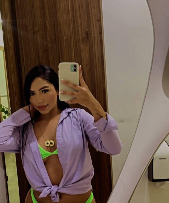 JOVENCITA COMPLACIENTE EN SEU DE URGELL – ANDORRA