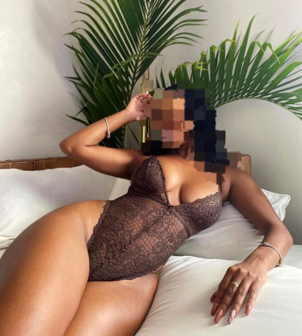 Morena latina nueva en la zona , lindo cuerpo
