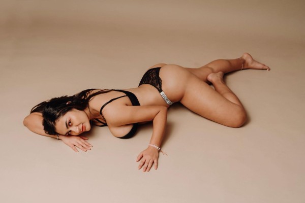 SEXY Y JUGUETONA
