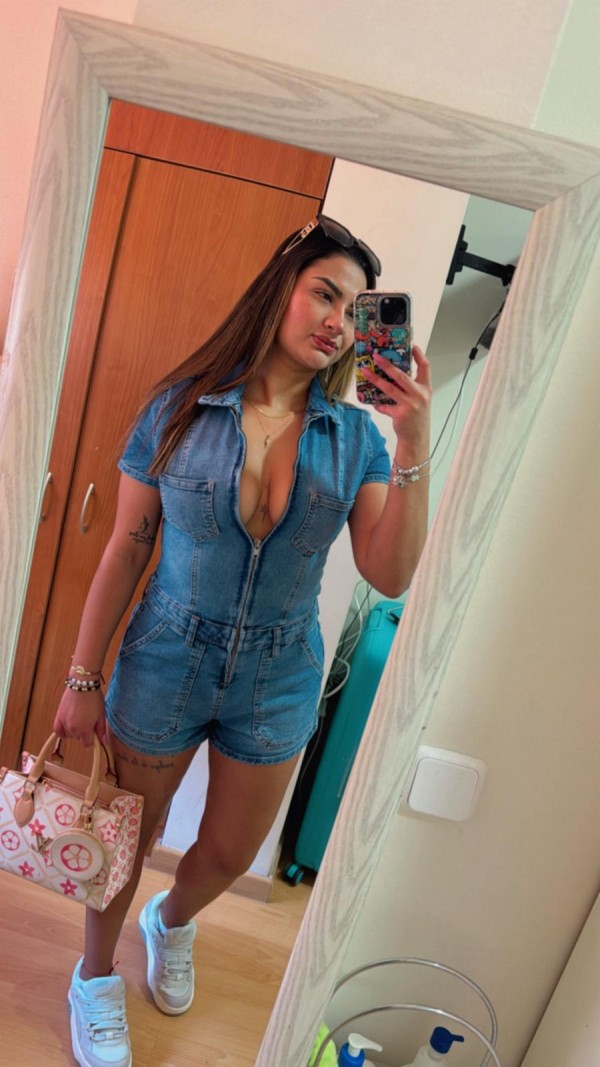 SEXY Y JUGUETONA