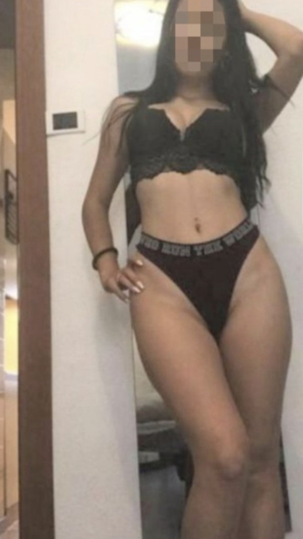 Tengo el coño majadito y caliente estrecho para ti