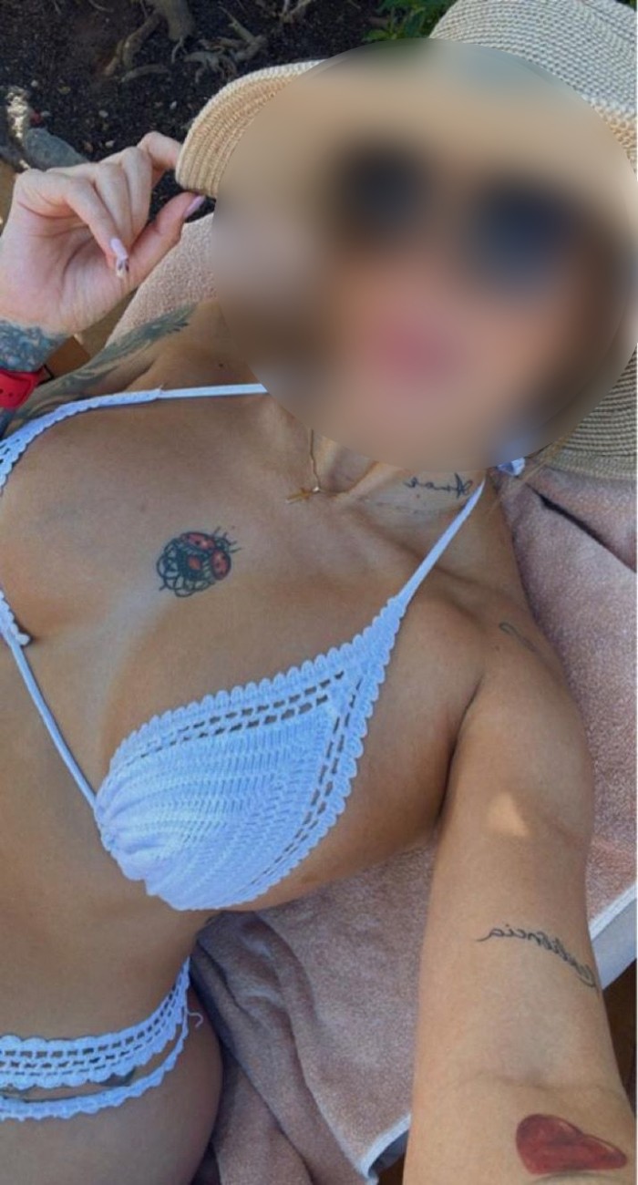 STEPHANY ATREVIDA LATINA EN MESA Y LOPEZ
