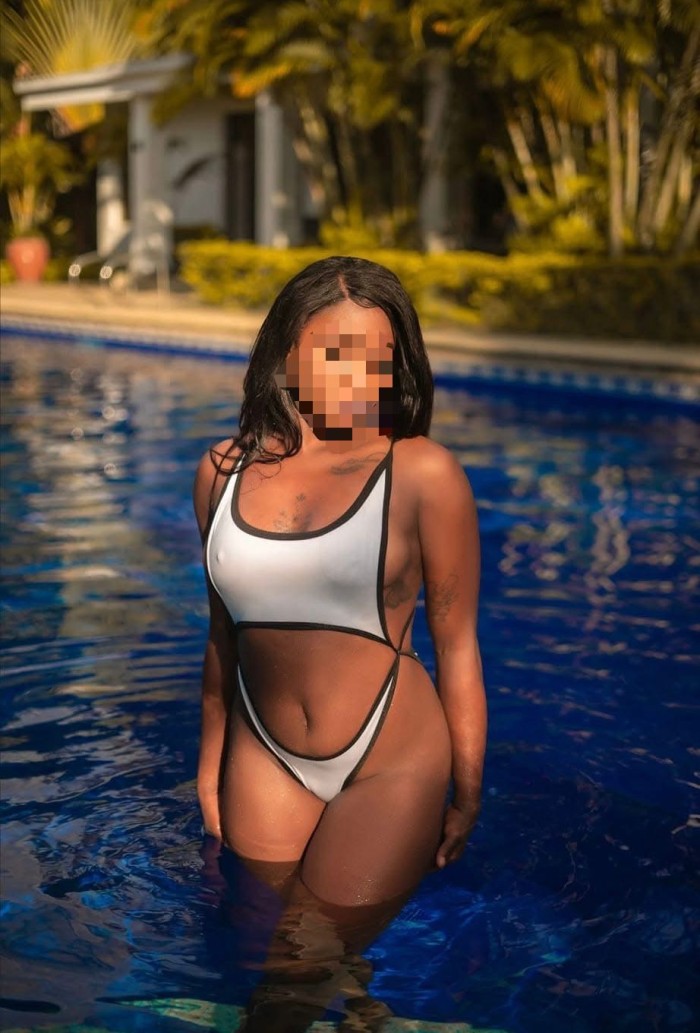 UNA MULATONA CON UN CUERPAZO EN GANDIA PLAYA