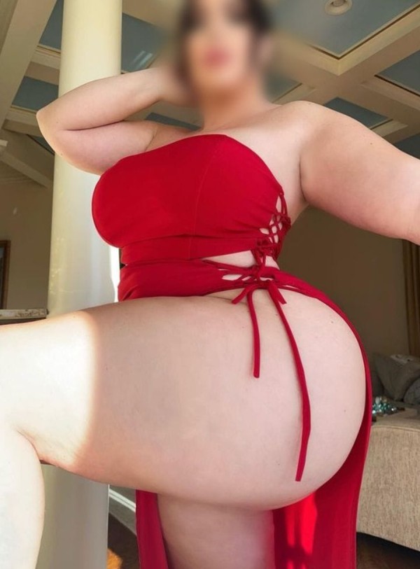 Mujerón de curvas voluptuosa XXL , foto real