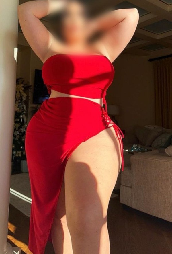 Mujerón de curvas voluptuosa XXL , foto real