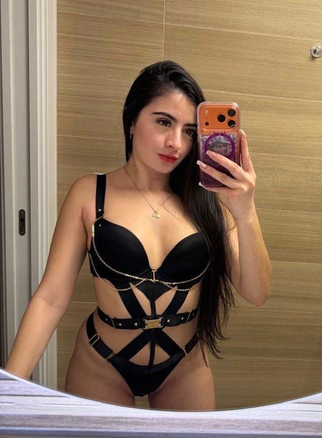Colombiana dulce y atenta con ganas de marcha