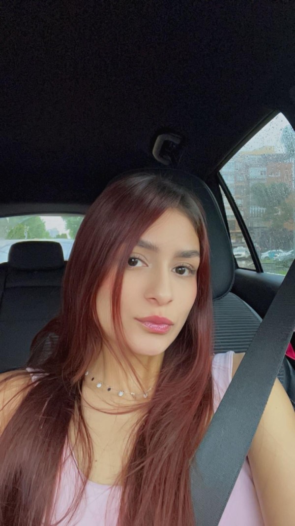 Laura preciosa pelirroja