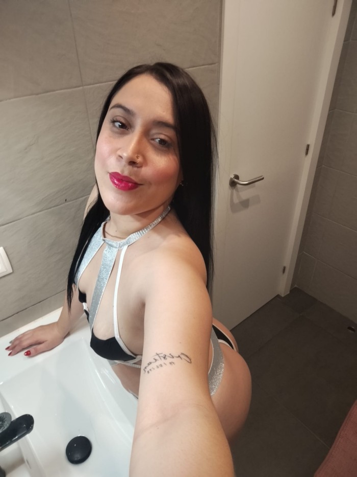 Encantadora jovencita cachonda en vía julia