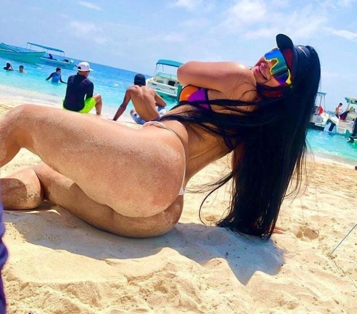 MORENA SEXI Y ENCANTADORA
