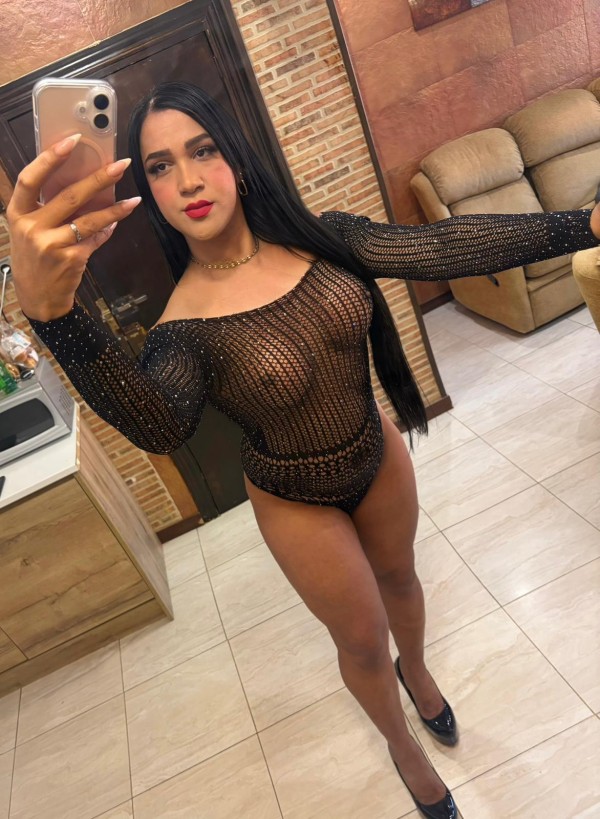 Morena exotica y extrovertida