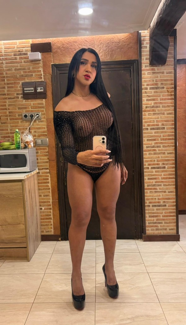 Morena exotica y extrovertida