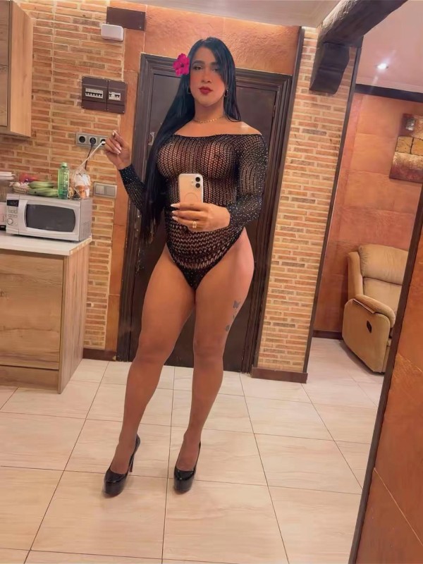 Morena exotica y extrovertida