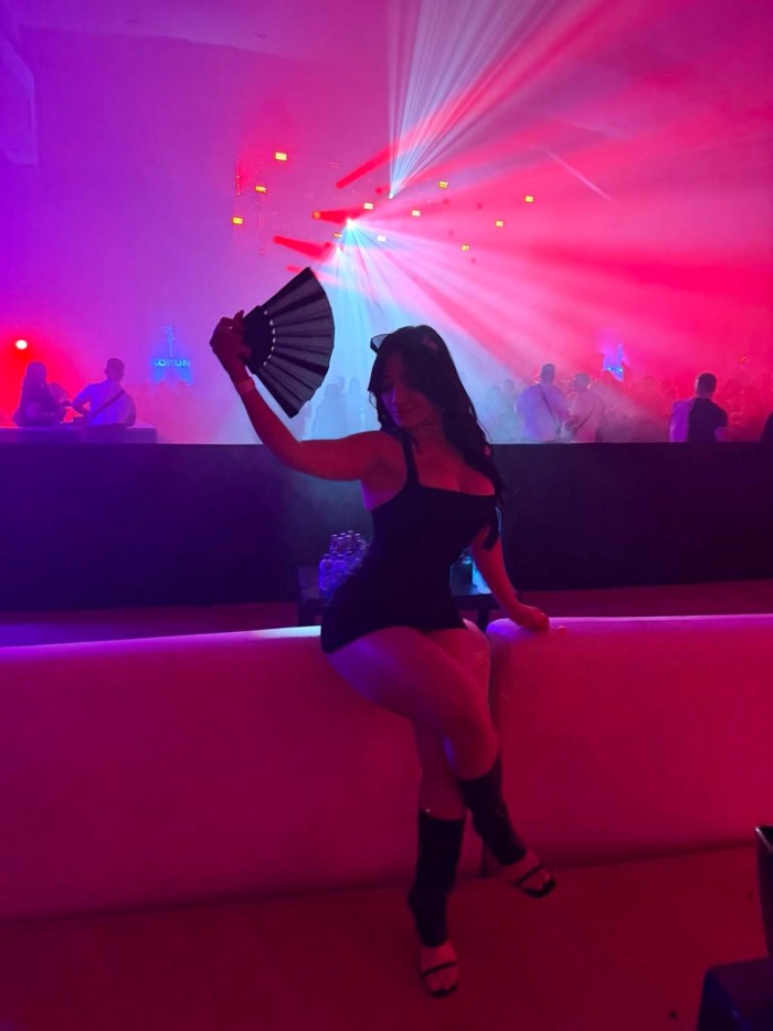 Joven colombiana elegante y muy cariñosa