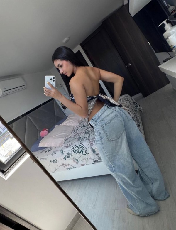 JAZMIN TU DULCE CHICA JOVENCITA CON GAFITAS DE VUELTA A OURENSE