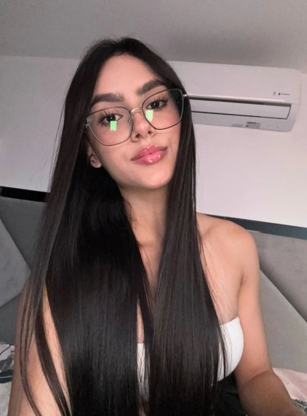 JAZMIN TU DULCE CHICA JOVENCITA CON GAFITAS DE VUELTA A OURENSE