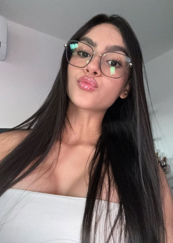 JAZMIN TU DULCE CHICA JOVENCITA CON GAFITAS DE VUELTA A OURENSE