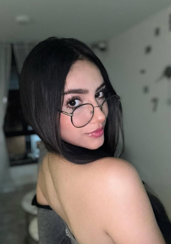 JAZMIN TU DULCE CHICA JOVENCITA CON GAFITAS DE VUELTA A OURENSE