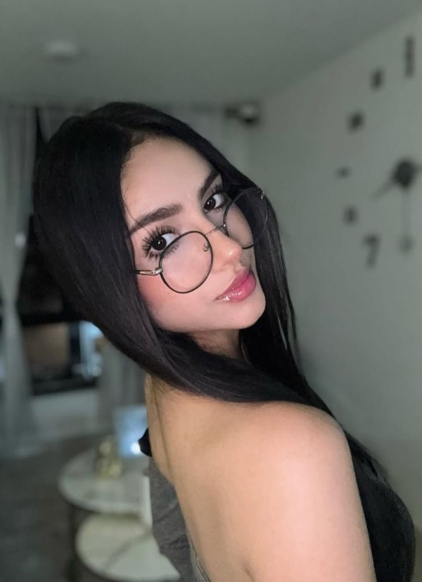 JAZMIN TU DULCE CHICA JOVENCITA CON GAFITAS DE VUELTA A OURENSE