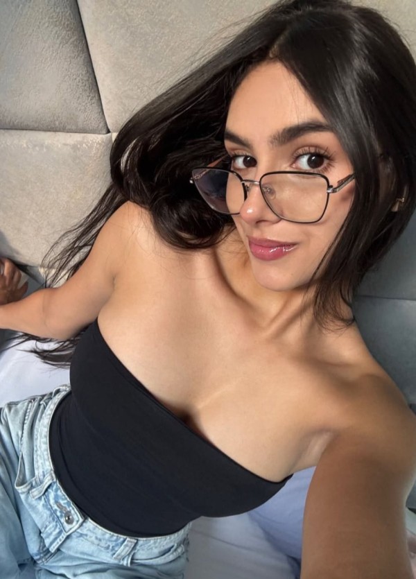 JAZMIN TU DULCE CHICA JOVENCITA CON GAFITAS DE VUELTA A OURENSE