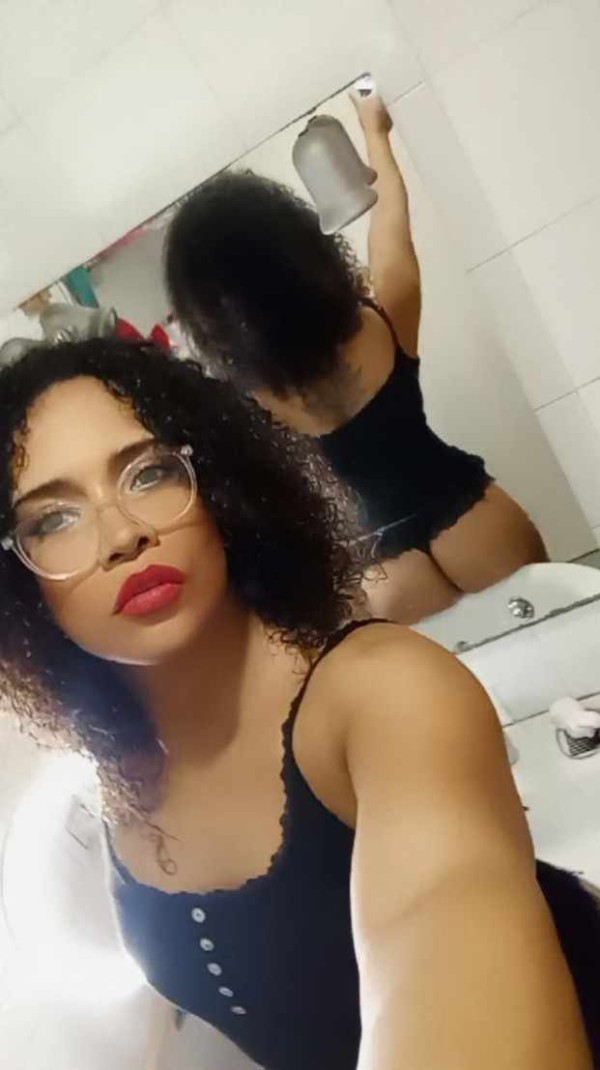 Hola me llamo Carolina y estoy aquí para disfrutar mucho de tus fantasías