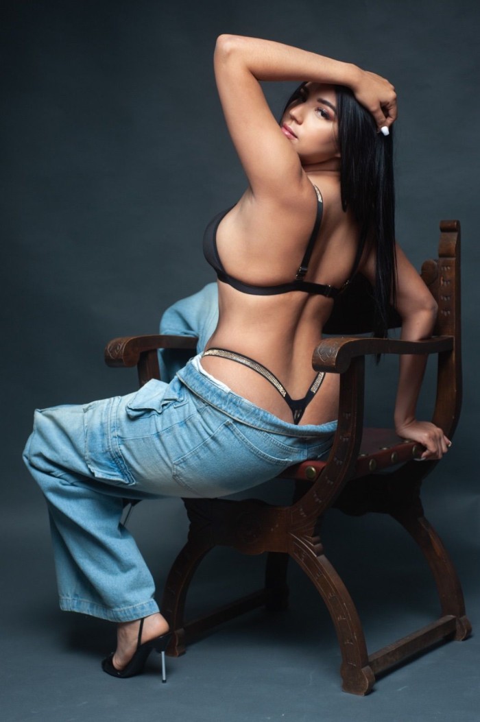 ESCORT LATINA CACHONDISIMA EN MESA Y LOPEZ
