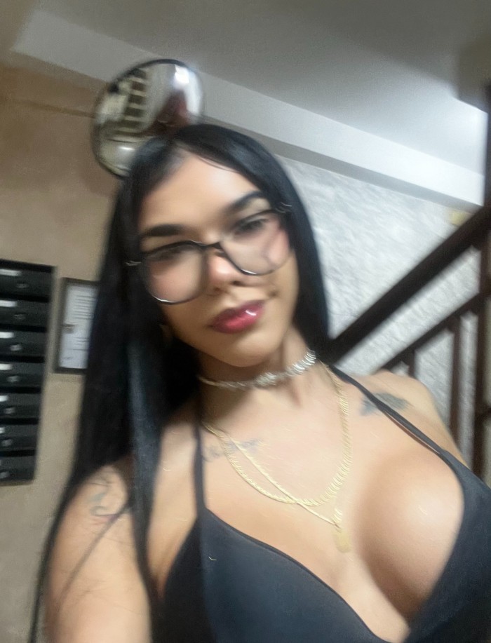 Morena, súper cachonda, complaciente
