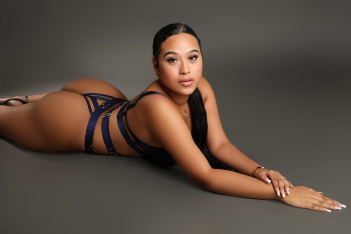 EN PUENTE VALLECAS VEN  Y COME RICO MIS TETAS