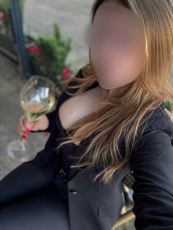 MUY SENSUAL ESPAÑOLA CON CURVAS ARDIENTES