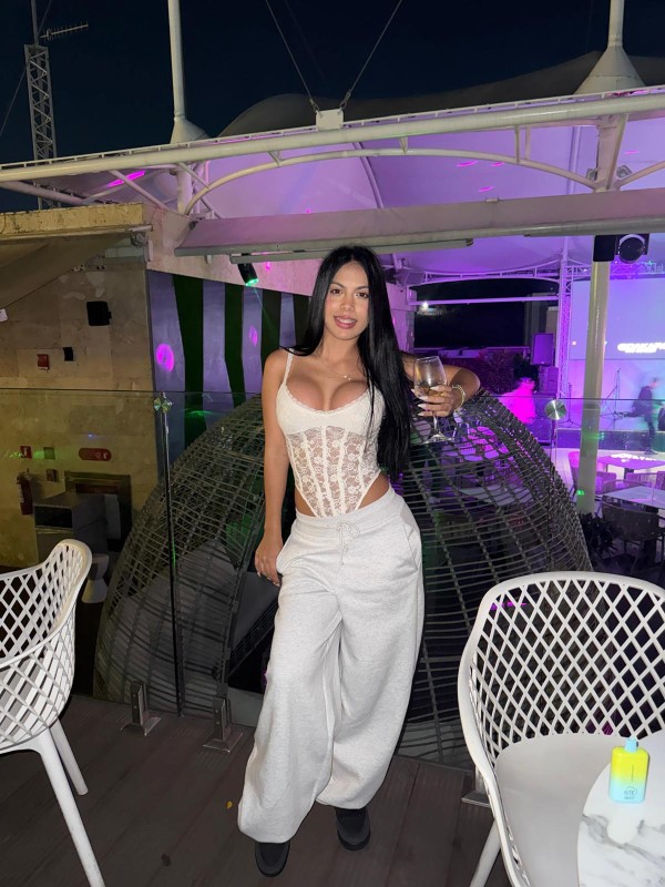 Brenda delgada, entregada, sexy y complaciente