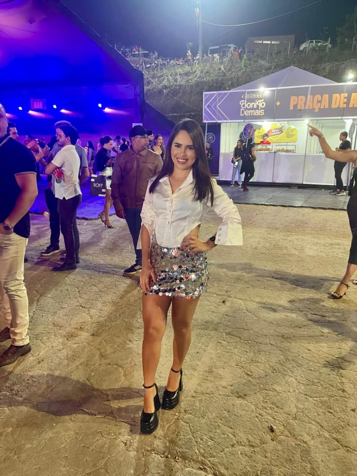 ESTRECHITA RICA CON GANAS DE POLLA …SALIDAS