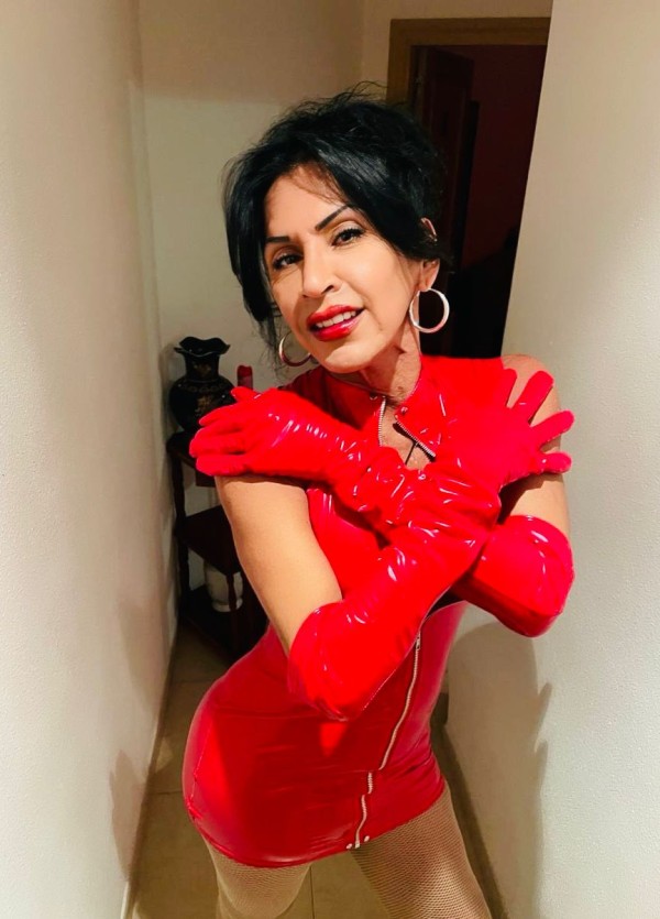 Chica trans complaciente y fiestera