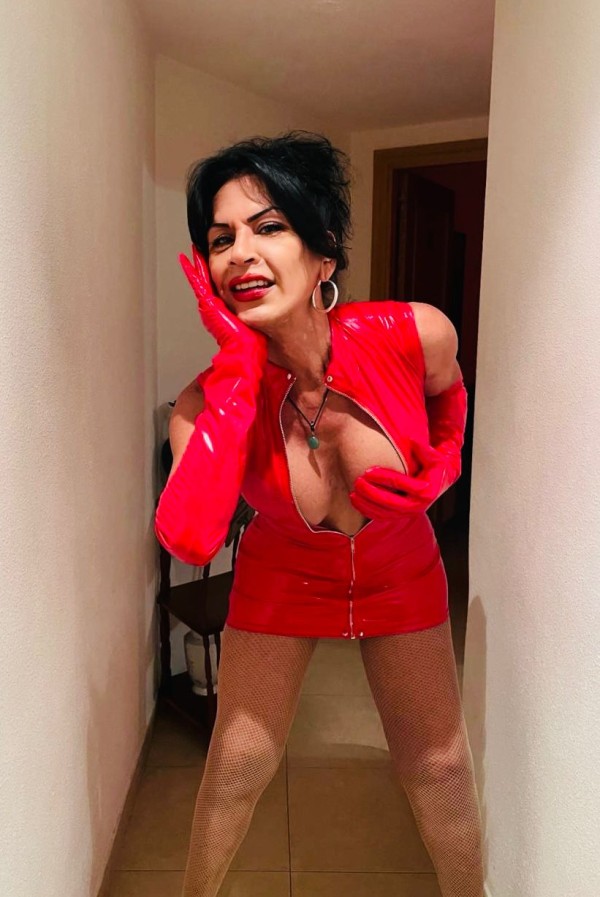 Chica trans complaciente y fiestera