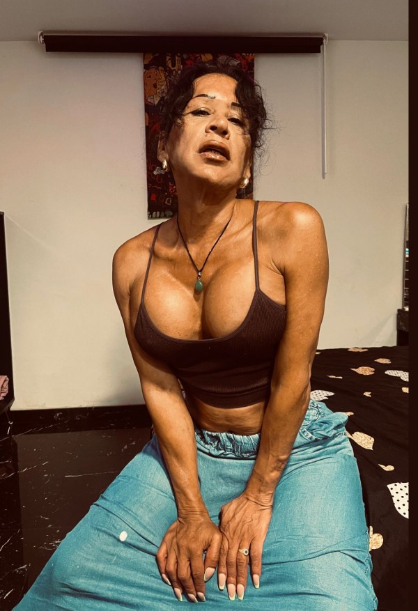 Chica trans complaciente y fiestera
