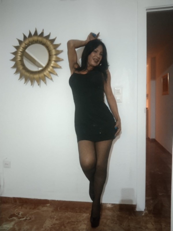 Chica trans complaciente y fiestera
