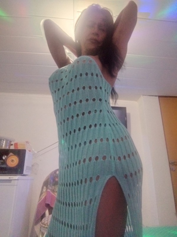 Chica trans complaciente y fiestera