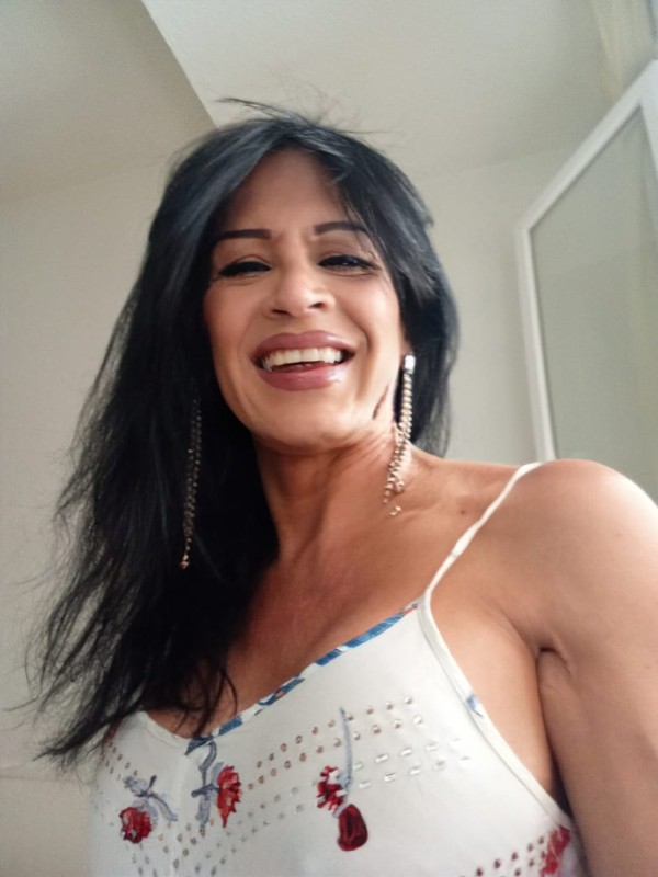 Chica trans complaciente y fiestera