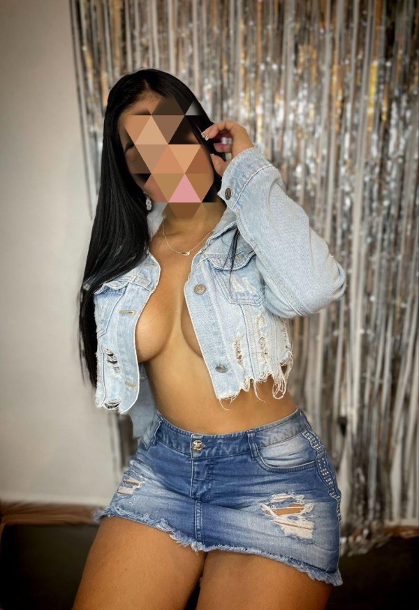 JOVEN COLOMBIANA CAÑERA